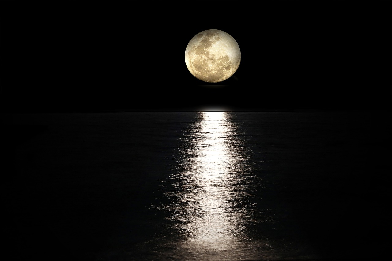 Moonlight Mapping: Using Lunar Phases to Plan Your Night Observations